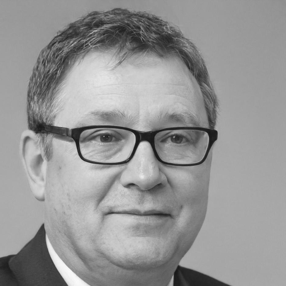 Dr. Michael Steinberg - Senior Finanzanalyst